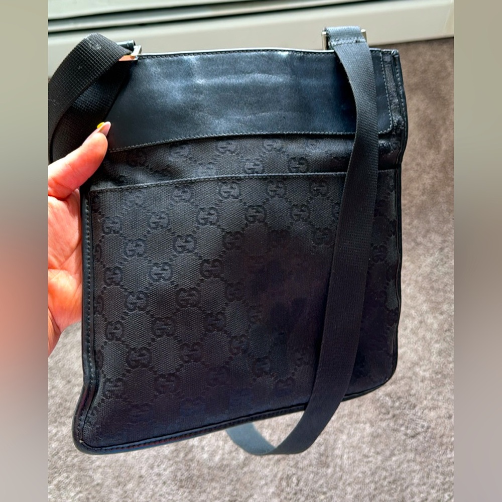 Vintage Gucci crossbody bag with leather and canvas. It has been authenticated